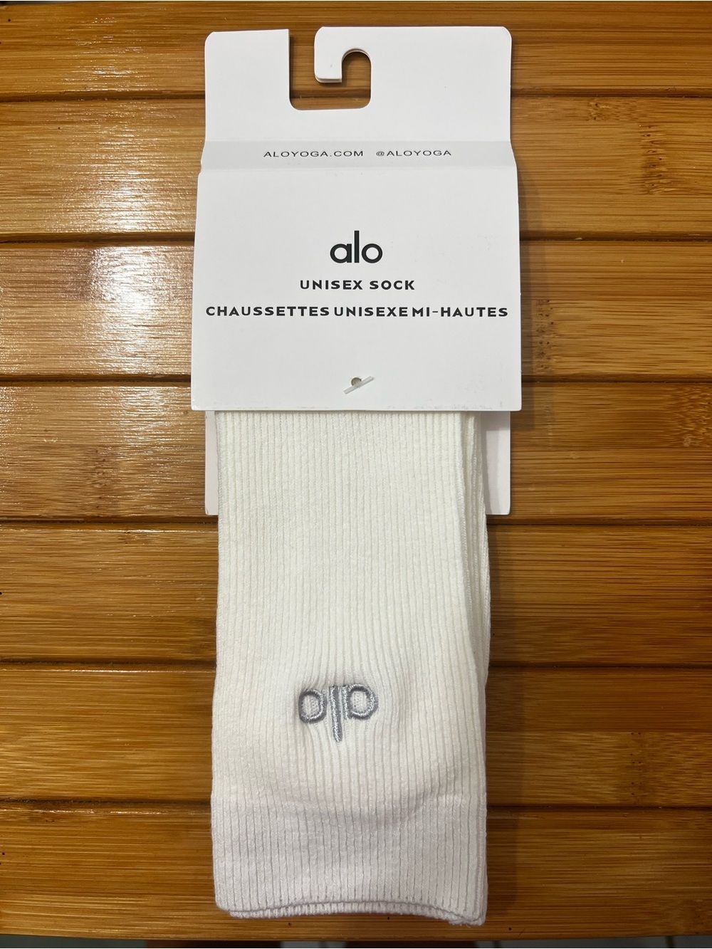 Alo Yoga Unisex Ribbed Logo Crew Socks S Cream Ivory Athleisure Casual